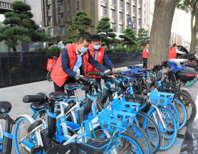 甘肅文旅集團和廣武門后街社區開展“整治共享單車亂停亂放”志愿服務活動